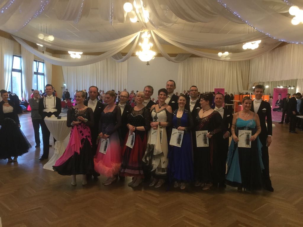 Heike mit dem Michel-Pokal in der Hand, neben ihr Peter